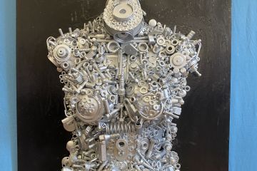 Mostra di Gianni Vecchione, inaugurata il 12 luglio 2025. Sono quadri e tele con rappresentazioni astratte, usando colori acrilici, vernici, resine e quadri invece oggetto di riciclo e direi che saper riciclare significa avere grande creatività e sensibilità verso l’ambiente. 