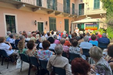 Maria Grazia Cereda ha presentato i profili delle donne durante la Guerra di Troia, con grande approvazione di Angela e Gianni e con grande partecipazione delle persone presenti.<br>Voci di madri, di schiave, di profetesse inascoltate.<br>Perché la vera eredità di Troia non sono le mura distrutte, né le armi insanguinate.<br>Sono le storie delle donne che, senza combattere, hanno perso tutto.<br>