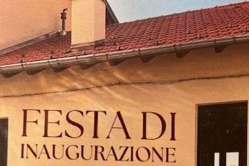 Due cittadini stranieri, marito e moglie, hanno acquistato una porzione di immobile in Via Sappa. Soddisfatti della realizzazione del loro progetto hanno invitato tutte le componenti della loro avventura a condividere la loro gioia.