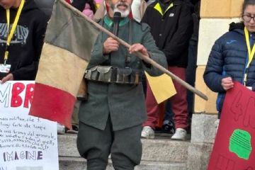 Armeno, 08-11-2025 si è celebrata l'Unità d'Italia e la giornata delle >Forze dell'Ordine. Commovente la presenza di un Alpino con la divisa e gli accessori dei soldati della prima guerra mondiale: Mario Bonomi detentore di tutti i reperti ed informazioni del passato.