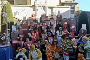 Una piazza dai mille colori, un carro enorme di pescatori, tanti travestimenti di grandi e piccoli in rappresentanza della "Pizzeria Sovazzese", uno speaker animatore, delle bancarelle con i piatti tipici e tanta voglia di divertirsi.