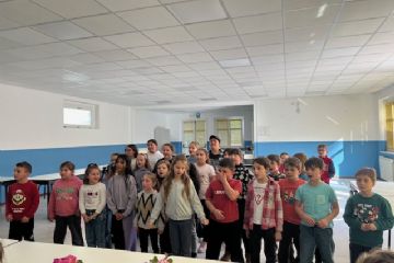 Oggi, venerdì 27 febbraio 2026, presso la scuola primaria, i bambini del doposcuola, si sono organizzati in nove esibizioni canore in concomitanza con il Festival della canzone di Sanremo. E' stato un pomeriggio di scoperte a livello di voci, di interpretazioni e di testi musicali. Complimenti ai bambini, all'educatore, alle animatrici e a Cuore Attivo per il supporto offerto e per i premi donati.
