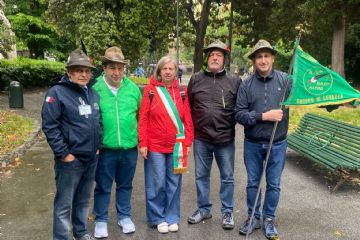10-05-2026 noi presenti con gruppo di Sovazza.<br>L'Adunata è una festa di popolo, non solo una cerimonia militare e ieri il pubblico ha onorato l'evento con applausi, canti e sorrisi.
