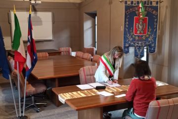 In aula consiliare il primo riconoscimento di cittadinanza italiana ad una cittadina inglese