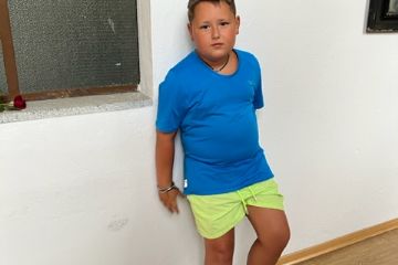 Bambino ucraino educato e buono vittima della guerra