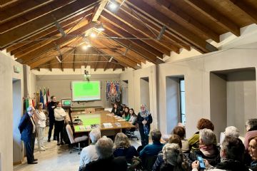 Presentazione del libro: "Lo specchio verde" di Anna Zangrandi, autrice Anna Lina Molteni.<br>Giovanna montanara per scelta, insegnante. partigiana, alpinista fortissima e rifugista, scrittrice di talento fino a oggi ingiustamente dimenticata.