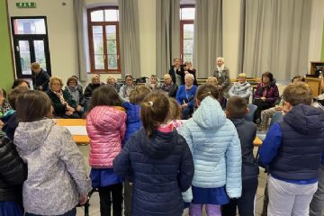 Grazie a Pro Senectute, anche ad Armeno sarà possibile calendarizzare degli incontri per fare aggregazione, per fare salotto, per dolcemente muoversi.<br>Data di inizio il 16-10-2024 con il saluto dei bambini della classe seconda primaria.