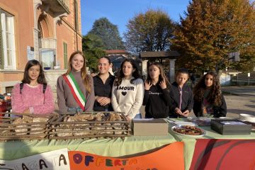 Ecco i ragazzi del Consiglio Comunale impegnati a raccogliere fondi per la scuola.