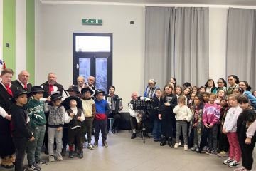 30-11-2024: gruppo folk Sovazza e bambini