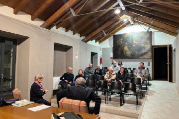 Luca Finazzi, Presidente di ANPI Riviera d'Orta, ha tracciato un breve percorso sulla Resistenza nell'Ossola e nel Cusio;  Maria Grazia Cereda ha letto brani di Renato Patera e l'esperienza di Don Magnone durante quel periodo storico.