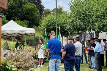 Domenica 20-07-2025 presso la sede degli alpini di Armeno, alzabandiera, messa, sfilata per la deposizione delle corone.