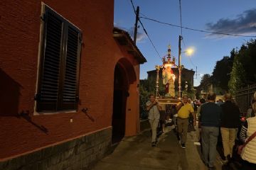 26-07-2025: processione solenne con la Santa del rione Lavignino.<br>Anna è un nome di origine ebraica e significa "colei che ha ricevuto la grazia". Patrona delle gestanti, delle vedove, delle ricamatrici, delle sarte, degli scultori, dei naviganti, dei tornitori. Ella viene invocata per facilitare il parto, per ritrovare gli oggetti smarriti e tenere lontana la miseria.