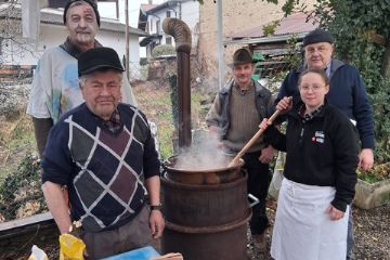 Nella piccola Frazione nulla è mancato: bambini divertiti, mago garantito, pubblico presente, coriandoli abbondanti, polenta ed altro per tutti. Una grande festa piena di allegria, di risate, di scherzi....