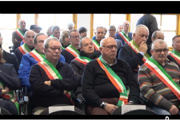 Incontro nella sala provinciale "Ravasio" di Verbania, il 18-03-2026, tra il Presidente della Regione Piemonte Cirio e l'Assessore al Fondo di Sviluppo e Coesione Vignale con i Sindaci dei Comuni dei laghi e dell'Ossola per la sottoscrizione dei fondi FSC dei prossimi anni. Ha presenziato l'assessore Baroni Geom. Maurizio su delega del Sindaco.