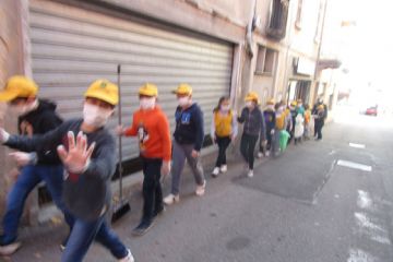 I ragazzi divisi in gruppi per le vie di Armeno