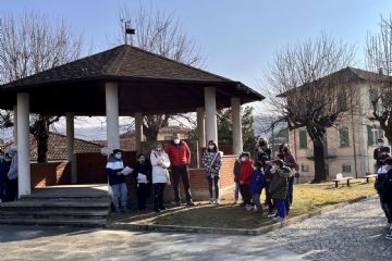 In suo ricordo 4 panchine in legno nell'area di Villa Virginia