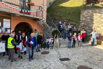 Il presidente dell'Associazione Combattenti e Reduci conduce la manifestazione