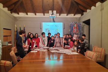 La giovanissima fumettista Marta De Vincenzi presenta il suo libro a fumetti sulla drammaticità della Seconda Guerra Mondiale, premiato dal Presidente della Repubblica