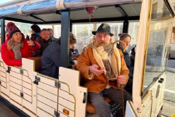 Un originale trenino per le vie di Armeno a votare il rione più decorato