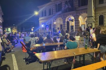 In Piazza della Vittoria, il 19-07-2024, l'esibizione di Mauro Bianchetti alla presenza di un numeroso pubblico. A rovinare la bella serata un forte temporale che ha costretto ad interrompere il concerto.