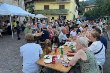 Prima edizione di un apericena in Piazza Urani. Grazie alla ProLoco Armeno