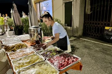 I nuovi gestori del bar Victoria Plaza Cafè, la sera di Ferragosto hanno creato il "Fruits Party" sulla Piazza della Vittoria suscitando ammirazione e gratitudine da parte del pubblico presente alla serata musicale.