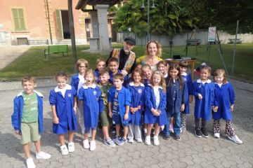 Inizio anno scolastico 2024-2025 con la presenza dei tre ordini di scuola per assistere allo spettacolo teatrale e ricevere l'augurio di buon lavoro dal Sindaco, da Don Simone, dal Presidente di Cuore Attivo.