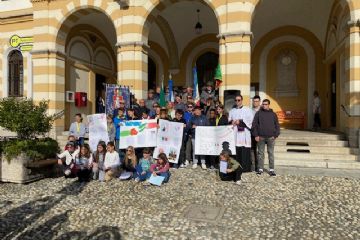 Domenica 3 novembre 2024: ogni nome di soldato caduto racconta un frammento della nostra storia che continuerà ad avere valore se continuiamo a farne memoria. Memoria che si traduce nella consapevolezza, innanzitutto, di quanto sia terribile la guerra, ogni guerra e qui ad Armeno è ben radicata la volontà di non dimenticare, bensì di coinvolgere le nuove leve nel tramandare sentimenti di riconoscenza e di onestà intellettuale.<br>