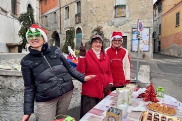 Il Rione Pasquarolo si è presentato in un’atmosfera fiabesca con il presepe sull’acqua del lavatoio, gnomi ovunque e con tre elfe atte a servire bevande calde accompagnate da torta del pane, biscotti, focaccia dolce,…