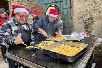 Il Rione di Capovico si è presentato con molti addobbi all’ingresso di un vecchio casato ed il saluto di un Babbo Natale; in ogni locale erano rappresentati i mestieri di un tempo con il camino acceso, a completamento c’erano babbi chefs e babbe cameriere a servire vin brulé, polenta con formaggio o salsiccia, caramelle …