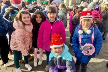 Al mattino i bambini hanno girato per i rioni a caccia dell’elfa, accompagnati dal CCR e tra la ricerca di un indizio e l’ascolto di una  lettura natalizia, hanno osservato ed apprezzato le decorazioni esprimendo un loro voto sul rione preferito.