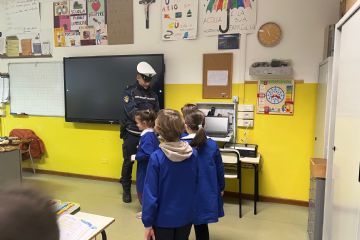 Oggi. 19-12-2024, l'Ispettore Ferraris ha augurato agli studenti delle nostre scuole "buone festività natalizie" addolcite da una gustosa caramella per ognuno.