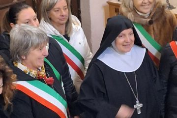 Come consuetudine il 31 gennaio i Sindaci della Riviera Orientale del Lago d'Orta si sono ritrovati in Piazza per il tradizionale trasporto in battello all'isola, pe incontrare la Badessa del Monastero: "Essere testimoni di speranza" e per partecipare alla Santa Messa, celebrata da Monsignor Franco Giulio: essere pronti a vivere il Giubileo come anno della riconciliazione, della conversione, dell'indulgenza plenaria.