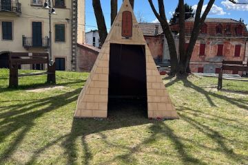 Dopo l'esibizione carnevalesca della classe 4^ "La piramide di Armenopoli", ora la piramide ospita armeniesi presso l'area verde di Villa Virginia.