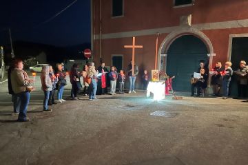 Venerdì 4 aprile 2025, alle 21, lungo alcune vie del Paese, sono stati ripercorsi gli ultimi giorni della vita di Gesù in maniera molto riflessiva ed originale. Interessanti le testimonianze di coloro che vivono le tensioni della guerra d obiettive le considerazioni di quanto noi siamo fortunati a vivere qui.<br>Complimenti agli organizzatori.