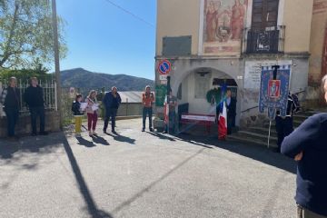 Sulla neve bianca bianca<br>c’è una macchia color vermiglio;<br>è il sangue, il sangue di mio figlio,<br>morto per la libertà.<br>Quando il sole la neve scioglie<br>un fiore rosso vedi spuntare:<br>o tu che passi, non lo strappare,<br>è il fiore della libertà.<br>Quando scesero i partigiani<br>a liberare le nostre case,<br>sui monti azzurri mio figlio rimase<br>a far la guardia alla libertà.<br>GIANNI RODARI<br>Celebrazione vissuta con profondità di sentimenti e con una buona presenza di persone.<br><br><br><br>