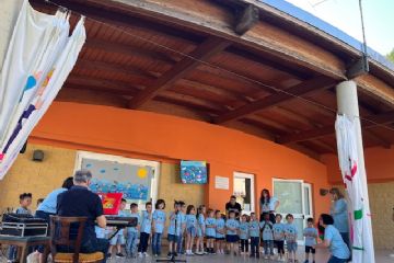 Lunedì 26 maggio e venerdì 30 maggio le scuole secondaria e dell'Infanzia hanno augurato una buona estate con delle interpretazioni teatrali e canore significative e allegra. A tutti "buone vacanze"