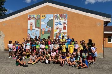 Oggi l'inaugurazione con i bambini del grest dei pannelli appesi sul muro della primaria, dipinti da loro con la guida artistica Mirko Dal Dosso.<br>Grazie all'ideatore e complimenti agli esecutori.