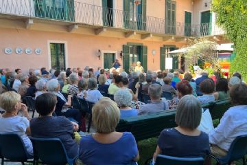 Lettura di alcune pagine di "Guerra e pace" di Lev Tolstoj da parte di Maria Grazia Cereda, presso il meraviglioso giardino di casa Badanelli, alla presenza di oltre un centinaio di persone, giovedì 07-08-2025