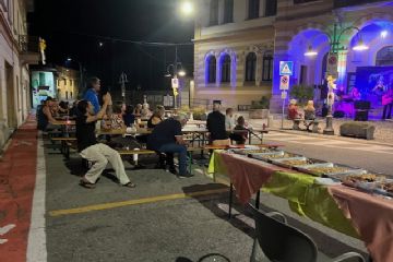 In Piazza della Vittoria note, luci, buffet per una serata d'estate di festa.