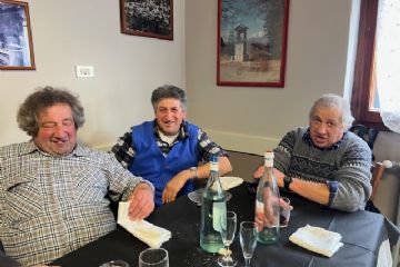 Ecco tre agricoltori attivi della Valle dell'Agogna che tengono alta la bandiera degli alpigiani...