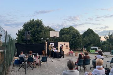 Una serata all'aperto e all'insegna dell'umorismo