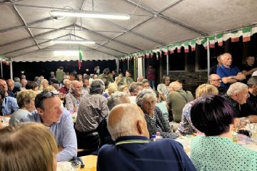 Cena sotto il tendone