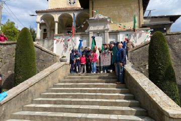 Davanti alla Lapide dei Caduti a Sovazza
