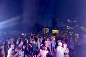 Grande successo ieri sera in piazza ad Armeno: location, cucina, musica straordinarie! 