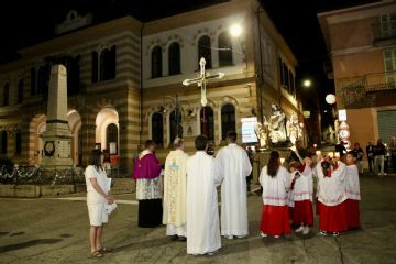 Percorso per le vie del Paese con la statua della Madonna per invocare la sua protezione su tutti.