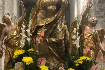 La Madonna per la festa patronale, all'ingresso della Chiesa come una mamma che attende e accoglie i suoi figli.