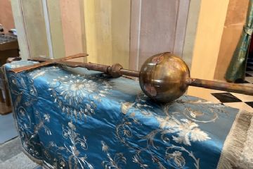 A Luciago ieri in occasione dei festeggiamenti della Madonna nei giorni 7 e 8 settembre è stata posata sul tetto del Santuario ristrutturato con una croce donata, formata:<br>- dalla croce<br>- da una boccia rappresentante il mondo con l'interno un pezzetto di Croce di Gerusalemme<br>- da una banderuola con scritto MdL.<br>La croce è stata benedetta e posata sul tetto del Santuario.