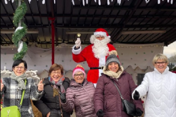 Il Rione Lavignino si è presentato con una scenografia tutta natalizia: paesaggio invernale, Babbo Natale, renne, slitta, folletti, con tanti gustosi dolci e molte bevande servite da simpatiche signore.