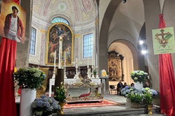 Questa sera il ricordo in suffragio di Papa Francesco, il Pontefice della Misericordia, dell'Umanità, della cura del Creato e punto di riferimento universale per le nostre società, grazie alle sue parole e al suo esempio di vita improntato sul Vangelo.